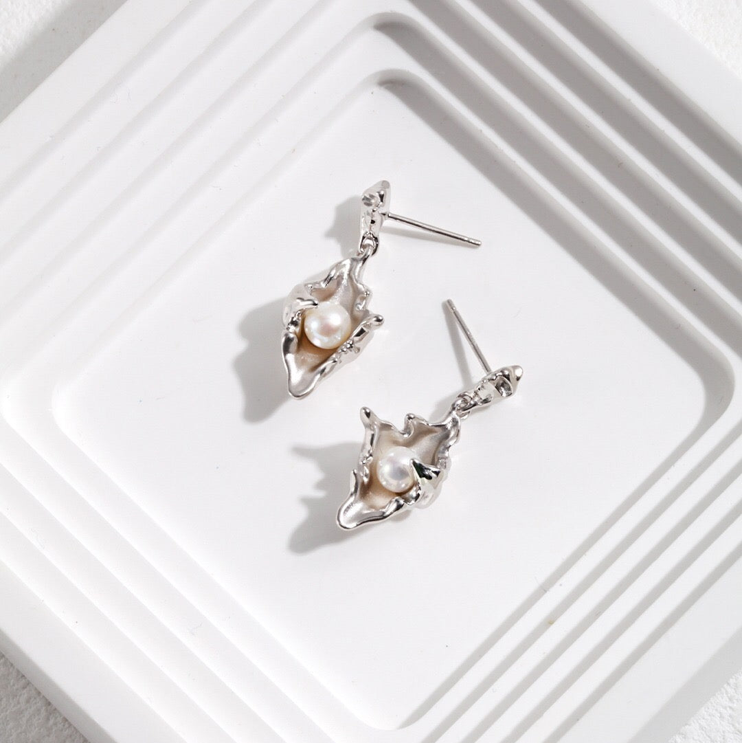 Radiant Seashell Pearl Jewelry Set (Necklace + Earrings)