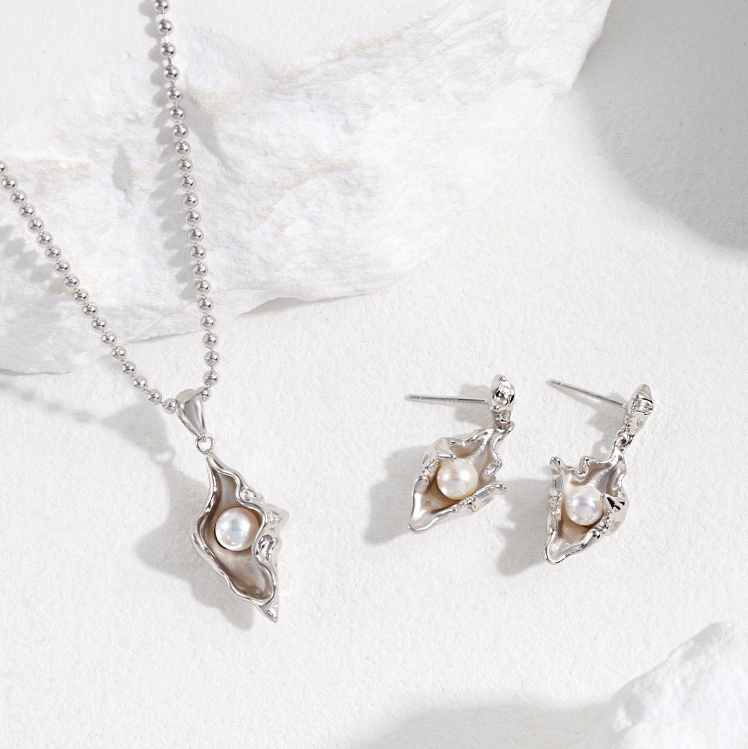 Radiant Seashell Pearl Jewelry Set (Necklace + Earrings)