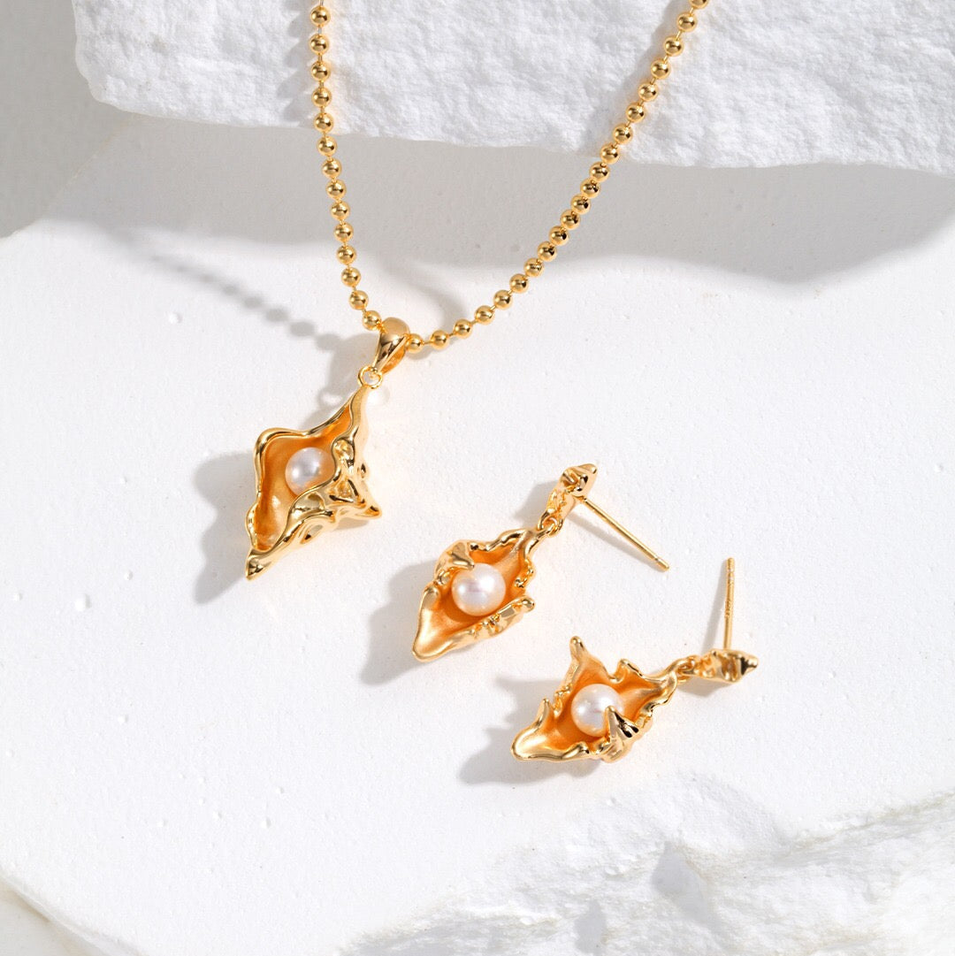 Radiant Seashell Pearl Jewelry Set (Necklace + Earrings)
