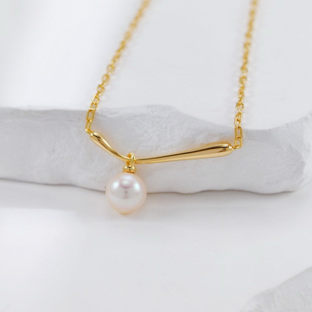 Elegant Pearl Pendant Necklace